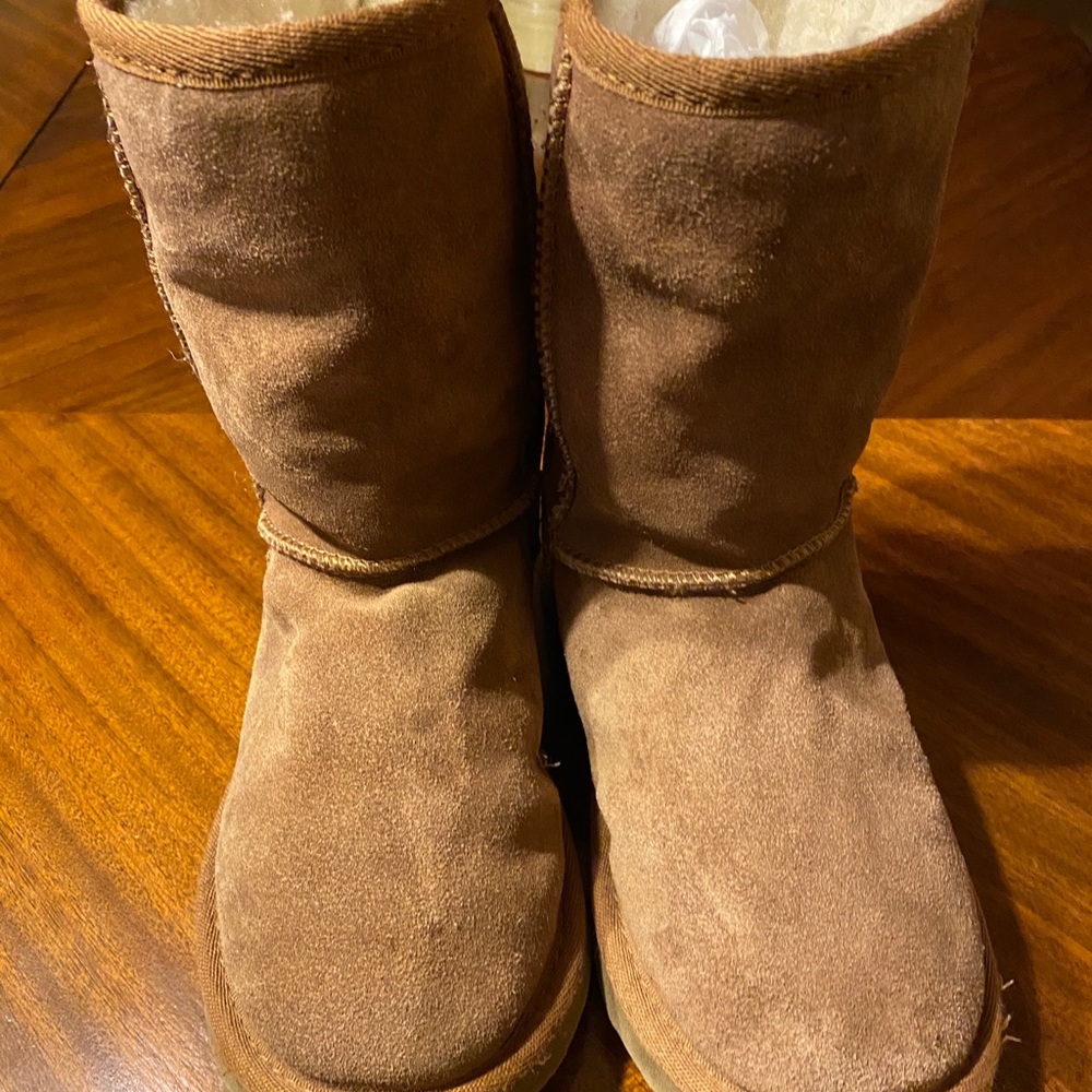 Ukala Sydney Low Style Suede Boot Sz 5 GUC 😊😊